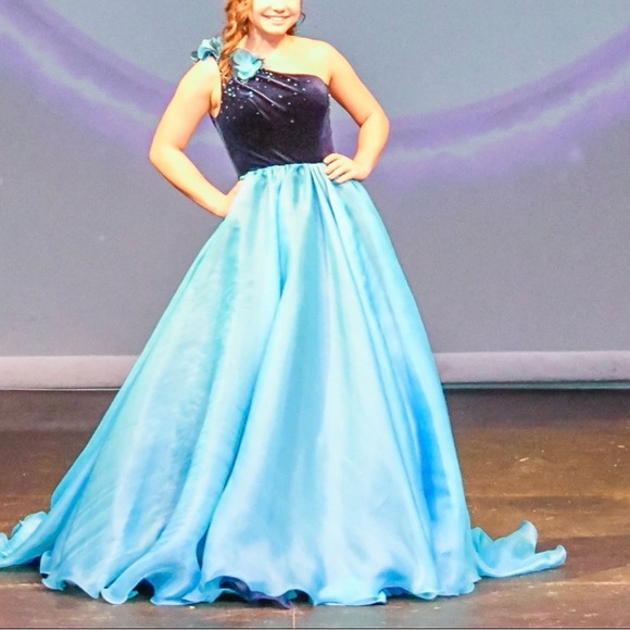 Ava Presley evening gown. Size 4 - Picture 4 of 5